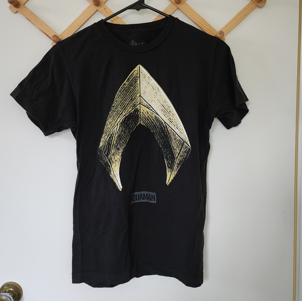 DC comics Aquaman size s black and gold shirt used good condition